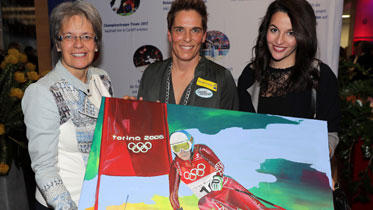 Charity Auktion SPORT.LAND.Niederösterreich - Sportlandesrätin Petra Bohuslav (li.), Michaela Dorfmeister und Künstlerin Laura Schindler, die an der NMS Ybbsitz unterrichtet. - Foto: GEPApictures/SportlandNOE