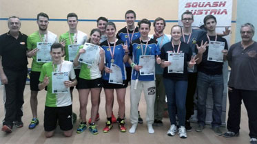 Squash-Jugendmannschaftsmeisterschaften Wiener Neudorf - Die ersten drei U23 Teams - ÖM Squashclub Telfs, Vizemeister SG EDER Matmaker Team OÖ und 3. NV Squash UNION Wr.Neudorf Mödling - mit GR Michael Gnauer (l.) und Turnierleiter Ernst Nowak (r.). - Foto: SUNÖ