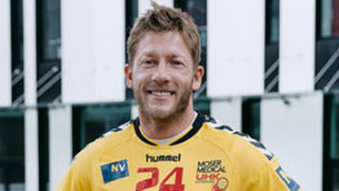 Moser Medical UHK Krems – HC Linz AG 32:29 - Norbert Visy erzielte mit dem 16. Treffer der Kremser ein Traumtor: Foto: UHK