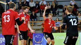 Matiss Gabdullins (8) jubelt mit Mateusz Jozwik (13) und Valimarsson Hafsteinn (5) sowie Leonhard Till (12) über einen gewonnenen Punkt.