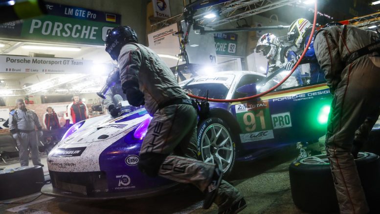 Richard Lietz beim Fahrerwechsel in der Nacht von Le Mans - Foto: Porsche Motorsport